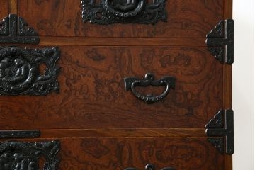 中古　岩谷堂箪笥　力強い杢目と黒々とした金具が魅力的な収納箪笥(和たんす、整理箪笥、チェスト、引き出し)(R-053763)