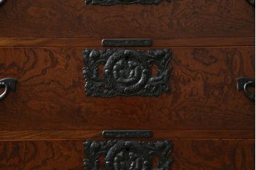 中古　岩谷堂箪笥　力強い杢目と黒々とした金具が魅力的な収納箪笥(和たんす、整理箪笥、チェスト、引き出し)(R-053763)