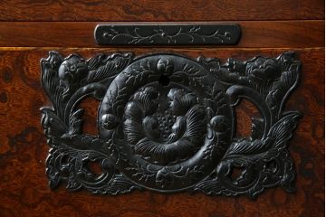 中古　岩谷堂箪笥　力強い杢目と黒々とした金具が魅力的な収納箪笥(和たんす、整理箪笥、チェスト、引き出し)(R-053763)