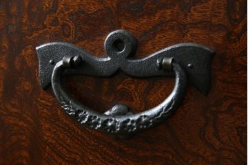 中古　岩谷堂箪笥　力強い杢目と黒々とした金具が魅力的な収納箪笥(和たんす、整理箪笥、チェスト、引き出し)(R-053763)