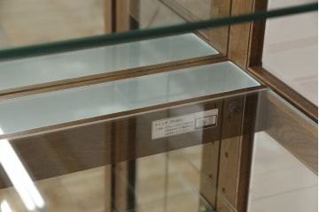 中古　美品　カリモク家具(karimoku)　domani(ドマーニ)　QUEENS　LIFE(クイーンズライフ)　洗練されたデザインが美しいキュリオケース(定価約40万円)(飾り棚、ガラスケース、ショーケース、キャビネット)(R-053766)