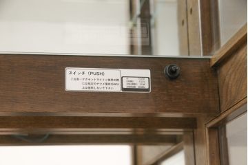 中古　美品　カリモク家具(karimoku)　domani(ドマーニ)　QUEENS　LIFE(クイーンズライフ)　洗練されたデザインが美しいキュリオケース(定価約40万円)(飾り棚、ガラスケース、ショーケース、キャビネット)(R-053766)