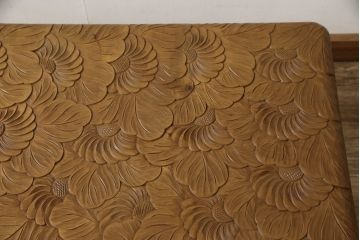 中古　美品　日光彫り　大胆な花柄の彫刻が目を引くセンターテーブル(ローテーブル、サイドテーブル)(R-053769)