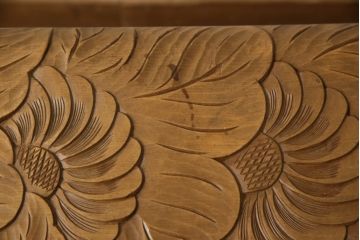 中古　美品　日光彫り　大胆な花柄の彫刻が目を引くセンターテーブル(ローテーブル、サイドテーブル)(R-053769)