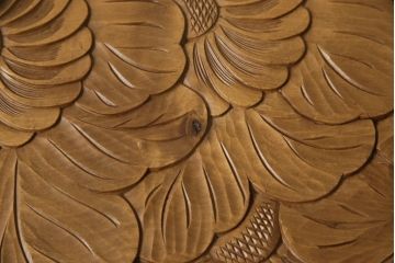 中古　美品　日光彫り　大胆な花柄の彫刻が目を引くセンターテーブル(ローテーブル、サイドテーブル)(R-053769)