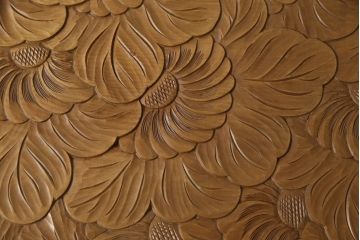 中古　美品　日光彫り　大胆な花柄の彫刻が目を引くセンターテーブル(ローテーブル、サイドテーブル)(R-053769)