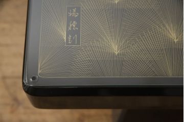 中古　輪島塗り　沈金師　福光満穂作　ガラス天板付き　繊細な図柄が美しい座卓(ローテーブル、センターテーブル)(定価約135万円)(R-053770)