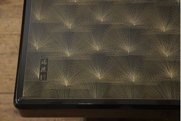 中古　輪島塗り　沈金師　福光満穂作　ガラス天板付き　繊細な図柄が美しい座卓(ローテーブル、センターテーブル)(定価約135万円)(R-053770)