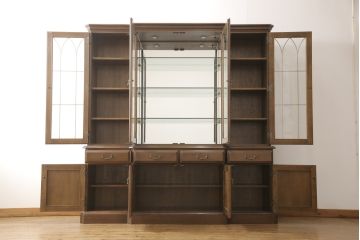 中古　美品　カリモク家具(karimoku)　domani(ドマーニ)　QUEENS　LIFE(クイーンズライフ)　クラシカルなデザインが魅力的なキャビネット(食器棚、キュリオケース、飾り棚、収納棚)(R-053771)