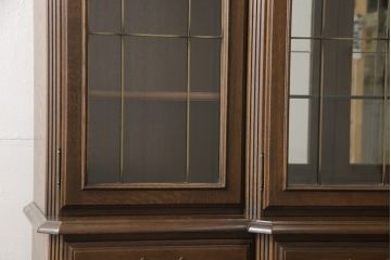 中古　美品　カリモク家具(karimoku)　domani(ドマーニ)　QUEENS　LIFE(クイーンズライフ)　クラシカルなデザインが魅力的なキャビネット(食器棚、キュリオケース、飾り棚、収納棚)(R-053771)