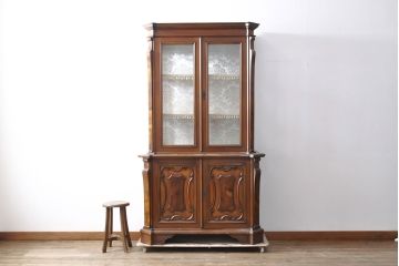 ヴィンテージ家具　極上美品　イタリア輸入家具　マホガニー材　ウォールナット材　凝ったデザインが魅力的な気品あふれるキャビネット(収納棚、陳列棚、飾り棚、店舗什器)(R-053772)