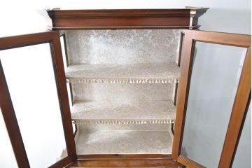 ヴィンテージ家具　極上美品　イタリア輸入家具　マホガニー材　ウォールナット材　凝ったデザインが魅力的な気品あふれるキャビネット(収納棚、陳列棚、飾り棚、店舗什器)(R-053772)