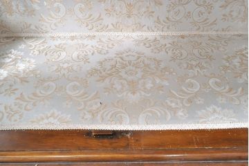 ヴィンテージ家具　極上美品　イタリア輸入家具　マホガニー材　ウォールナット材　凝ったデザインが魅力的な気品あふれるキャビネット(収納棚、陳列棚、飾り棚、店舗什器)(R-053772)