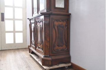 ヴィンテージ家具　極上美品　イタリア輸入家具　マホガニー材　ウォールナット材　凝ったデザインが魅力的な気品あふれるキャビネット(収納棚、陳列棚、飾り棚、店舗什器)(R-053772)