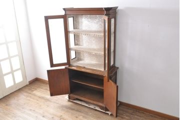 ヴィンテージ家具　極上美品　イタリア輸入家具　マホガニー材　ウォールナット材　凝ったデザインが魅力的な気品あふれるキャビネット(収納棚、陳列棚、飾り棚、店舗什器)(R-053772)