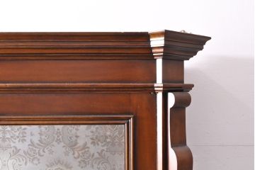 ヴィンテージ家具　極上美品　イタリア輸入家具　マホガニー材　ウォールナット材　凝ったデザインが魅力的な気品あふれるキャビネット(収納棚、陳列棚、飾り棚、店舗什器)(R-053772)