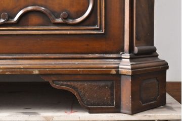 ヴィンテージ家具　極上美品　イタリア輸入家具　マホガニー材　ウォールナット材　凝ったデザインが魅力的な気品あふれるキャビネット(収納棚、陳列棚、飾り棚、店舗什器)(R-053772)