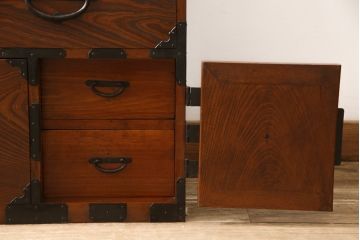 和製アンティーク　極上美品　前面ケヤキ材　品のある佇まい目を引く時代箪笥(和タンス、チェスト、収納箪笥、引き出し)(R-053774)