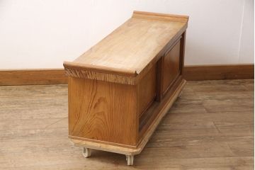 中古　肥松(老松、アブラマツ)　珍しい材でつくられた、木目の美しさが目を引く置き床(ローボード、テレビ台、戸棚)(R-053787)