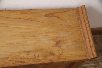 中古　肥松(老松、アブラマツ)　珍しい材でつくられた、木目の美しさが目を引く置き床(ローボード、テレビ台、戸棚)(R-053787)