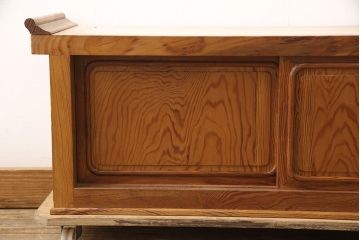 中古　肥松(老松、アブラマツ)　珍しい材でつくられた、木目の美しさが目を引く置き床(ローボード、テレビ台、戸棚)(R-053787)
