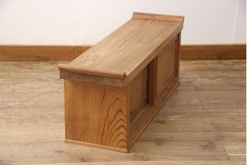 中古　肥松(老松、アブラマツ)　珍しい材でつくられた、木目の美しさが目を引く置き床(ローボード、テレビ台、戸棚)(R-053788)
