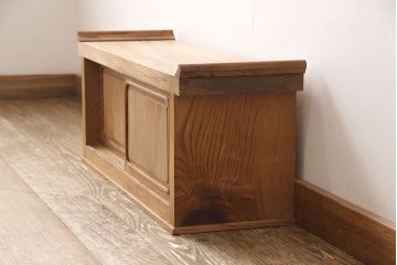 中古　肥松(老松、アブラマツ)　珍しい材でつくられた、木目の美しさが目を引く置き床(ローボード、テレビ台、戸棚)(R-053788)