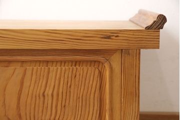 中古　肥松(老松、アブラマツ)　珍しい材でつくられた、木目の美しさが目を引く置き床(ローボード、テレビ台、戸棚)(R-053788)