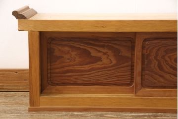中古　肥松(老松、アブラマツ)　珍しい材でつくられた、木目の美しさが目を引く置き床(ローボード、テレビ台、戸棚)(R-053789)