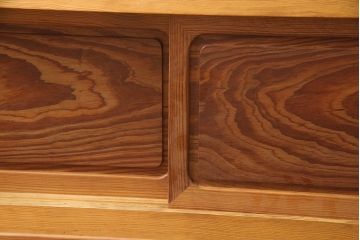 中古　肥松(老松、アブラマツ)　珍しい材でつくられた、木目の美しさが目を引く置き床(ローボード、テレビ台、戸棚)(R-053789)