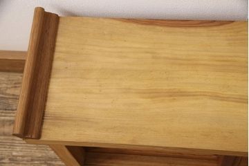 中古　肥松(老松、アブラマツ)　珍しい材でつくられた、木目の美しさが目を引く置き床(ローボード、テレビ台、戸棚)(R-053790)