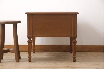 中古　DREXEL HERITAGE JAPAN(ドレクセルヘリテイジジャパン)　594-324　クラシカルなデザインが美しいエンドテーブル(ナイトテーブル、サイドテーブル、サイドチェスト)(R-053793)
