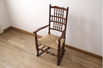 中古　美品　松本民芸家具　ラッシ座面　クラシカルな雰囲気漂うアームチェア(椅子、イス、スピンドルチェア)(R-053794)
