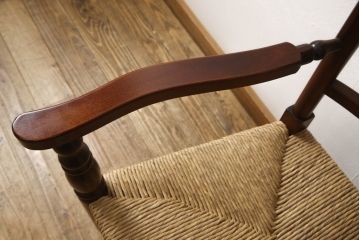 中古　美品　松本民芸家具　ラッシ座面　クラシカルな雰囲気漂うアームチェア(椅子、イス、スピンドルチェア)(R-053795)