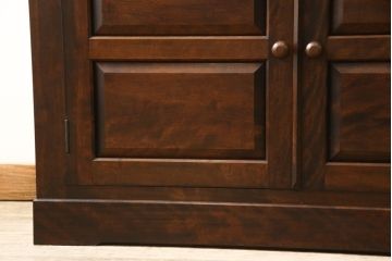 中古　美品　松本民芸家具　天板リメイク　シックな色合いが落ち着いた雰囲気を醸し出すサイドボード(戸棚、収納棚、キャビネット)(R-053798)