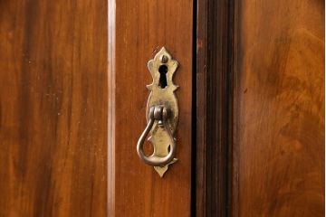 イギリスアンティーク　ウォールナット　上手物　品のある佇まいが美しいミラーバックサイドボード(戸棚、収納棚、キャビネット)(R-053799)