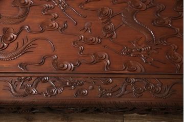 和製ビンテージ　新品ガラス天板付き　全体に彫り込まれた龍の彫刻が迫力たっぷりの座卓(ローテーブル、センターテーブル、ヴィンテージ)(R-053815)