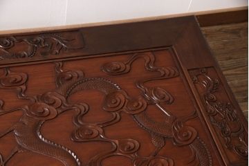 和製ビンテージ　新品ガラス天板付き　全体に彫り込まれた龍の彫刻が迫力たっぷりの座卓(ローテーブル、センターテーブル、ヴィンテージ)(R-053815)