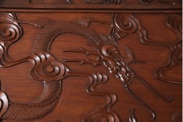 和製ビンテージ　新品ガラス天板付き　全体に彫り込まれた龍の彫刻が迫力たっぷりの座卓(ローテーブル、センターテーブル、ヴィンテージ)(R-053815)