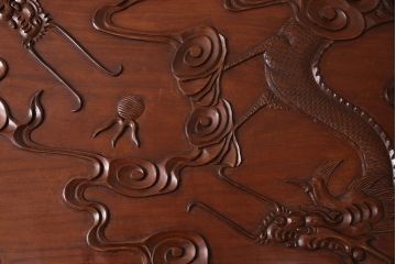 和製ビンテージ　新品ガラス天板付き　全体に彫り込まれた龍の彫刻が迫力たっぷりの座卓(ローテーブル、センターテーブル、ヴィンテージ)(R-053815)