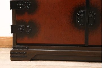 中古　美品　民芸城山　重厚な雰囲気漂う飾り棚(戸棚、収納棚、茶棚)(R-053820)