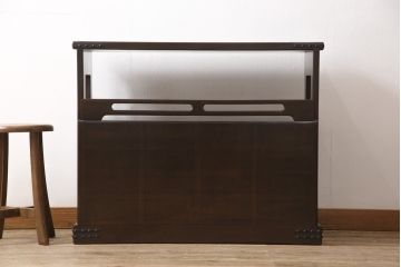 中古　美品　民芸城山　重厚な雰囲気漂う飾り棚(戸棚、収納棚、茶棚)(R-053820)