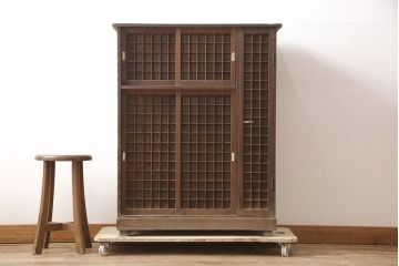 和製アンティーク　ヒノキ材　和モダンな雰囲気漂う下駄箱(戸棚、収納棚、靴箱)(R-053821)