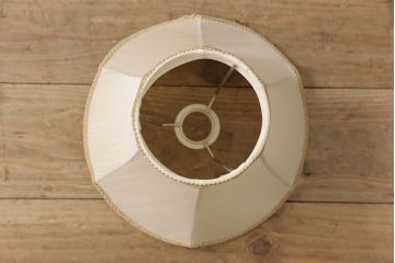 イギリスアンティーク　脚の凝ったデザインがすてきなしんちゅう(真鍮)スタンド照明(卓上照明、テーブルスタンド)(R-053829)