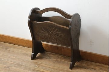 中古　軽井沢彫り　曲線を描いたデザインが個性的なマガジンラック(本立て)(R-053833)