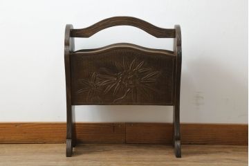 中古　軽井沢彫り　曲線を描いたデザインが個性的なマガジンラック(本立て)(R-053833)