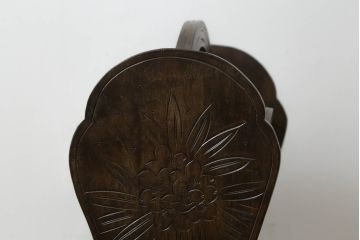 中古　軽井沢彫り　曲線を描いたデザインが個性的なマガジンラック(本立て)(R-053833)