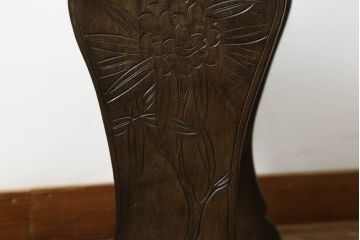 中古　軽井沢彫り　曲線を描いたデザインが個性的なマガジンラック(本立て)(R-053833)