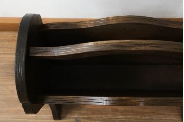 中古　軽井沢彫り　曲線を描いたデザインが個性的なマガジンラック(本立て)(R-053833)