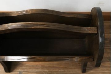 中古　軽井沢彫り　曲線を描いたデザインが個性的なマガジンラック(本立て)(R-053833)